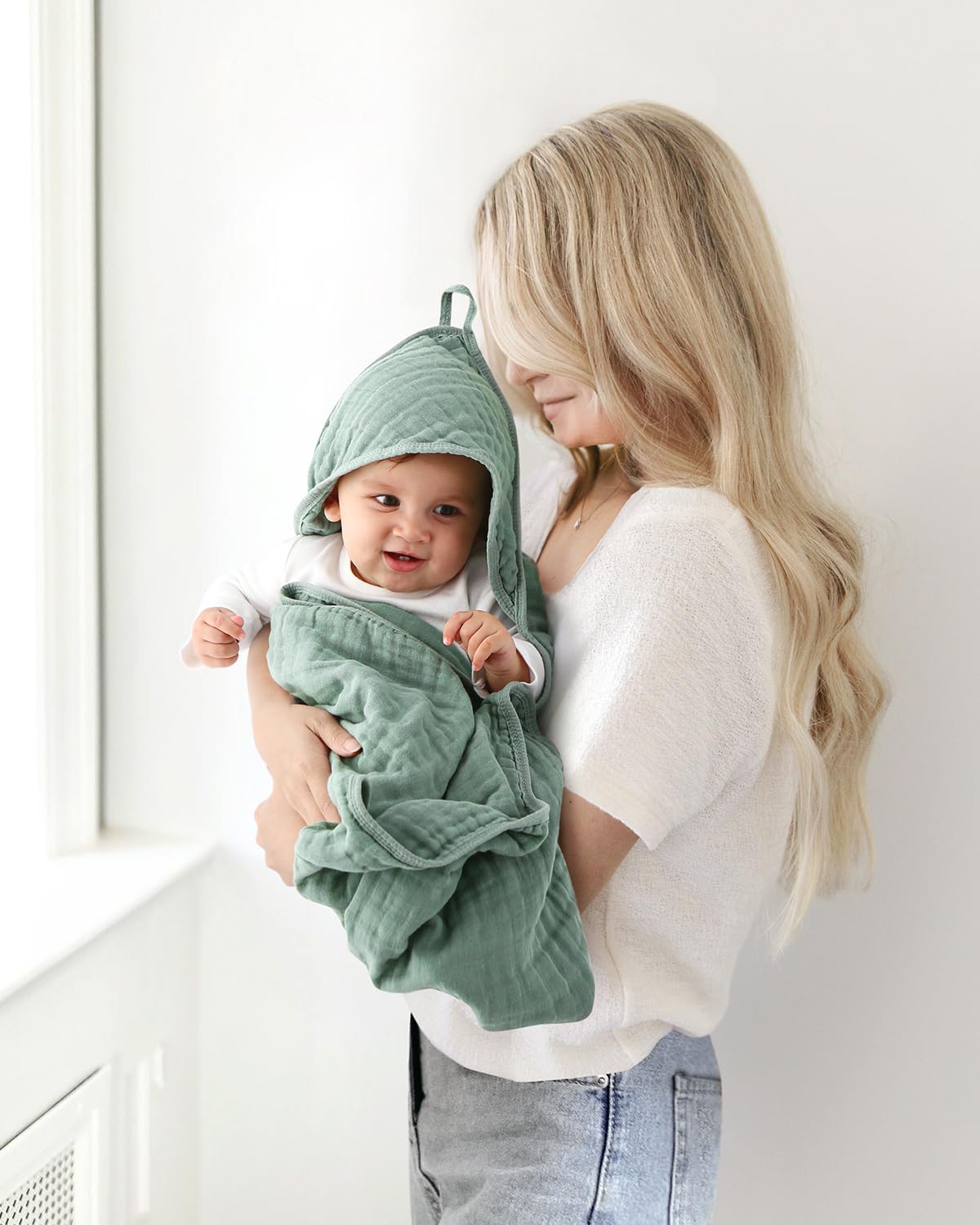 FAVERDIIY machine-washable hooded towel for easy care.