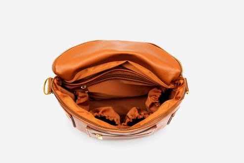 FAWN DESIGN mini interior and exterior pockets keep gear organized during outings.