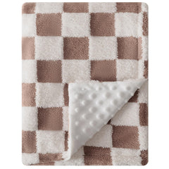 FIGEPO soft black-and-white blanket close-up showing plush texture and cozy warmth.