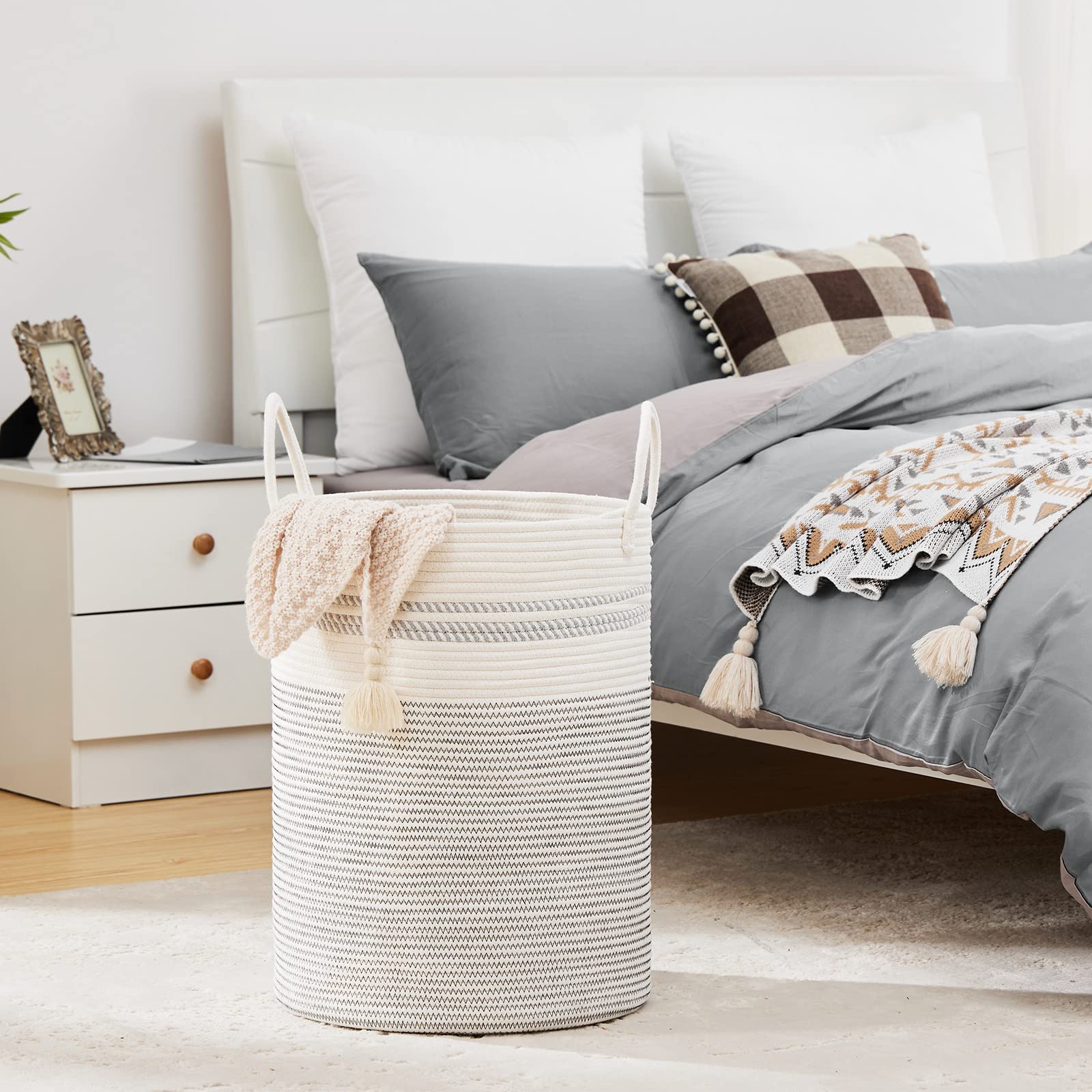 Sturdy handles with reinforced stitching on Fiona's magic 58L hamper for heavy loads