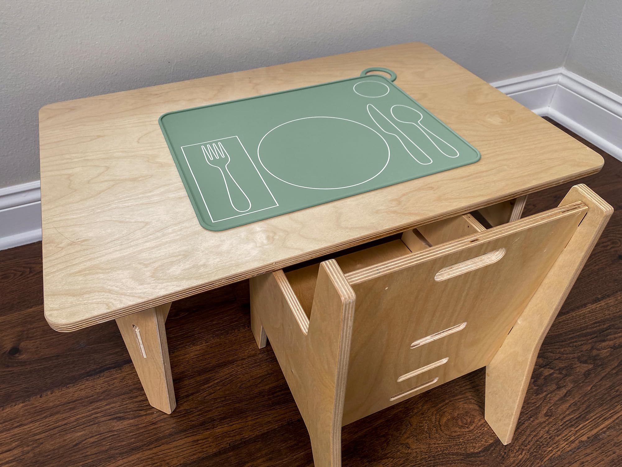 Fire Rooster Kids placemat green-dishwasher-fade-resistance communicates long-lasting color after dishwasher cycles.