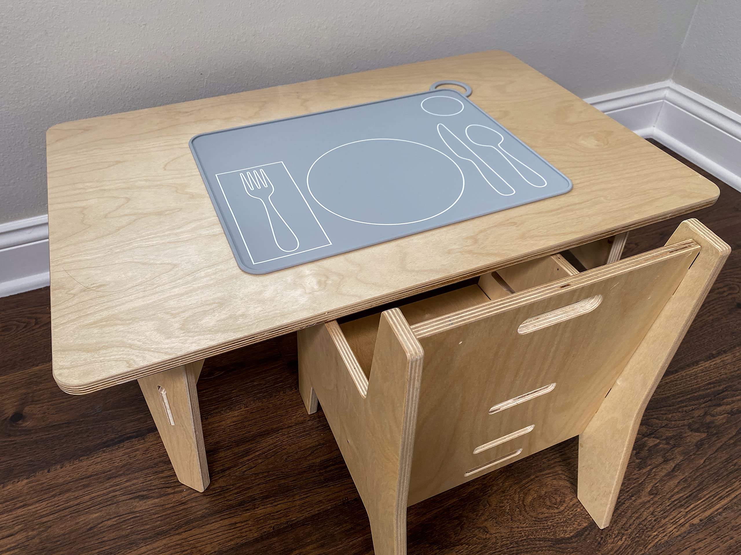 Fire Rooster Kids visual cues guide utensil placement for focus