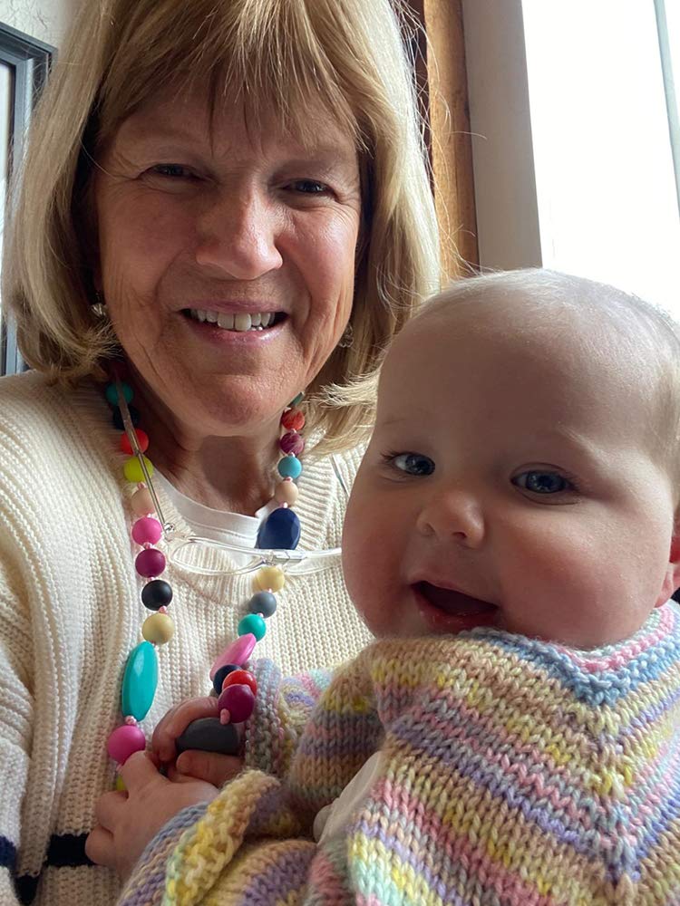 Flyaway chew-necklace multifunctional-use suggests calming chew for focus and gentle fidgeting.
