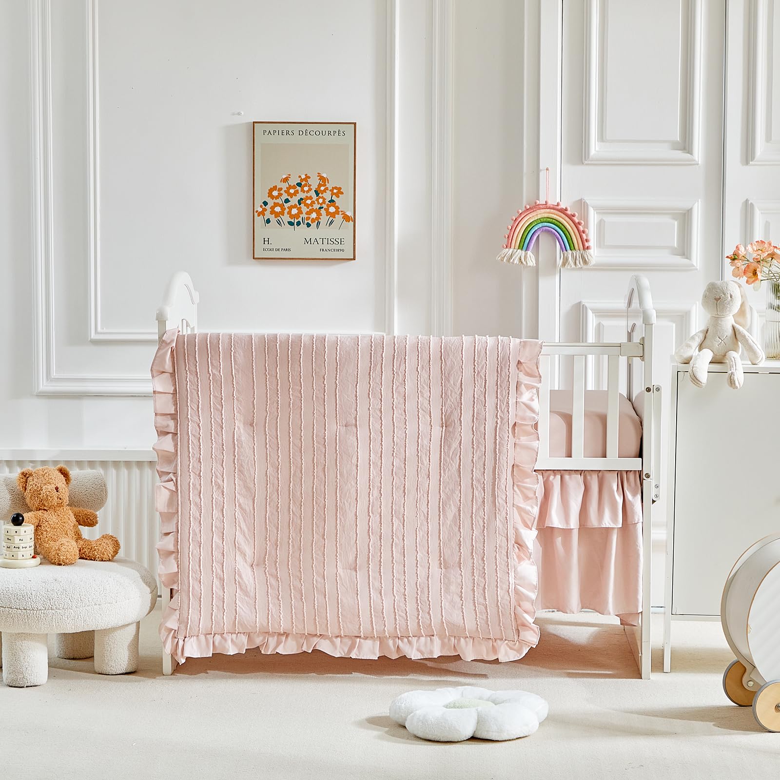 Flysheep fitted crib sheet keeps standard mattress securely in place