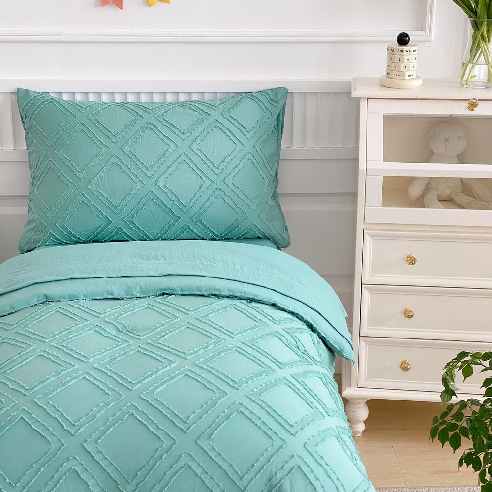 Flysheep fitted sheet in green for a snug toddler bed fit
