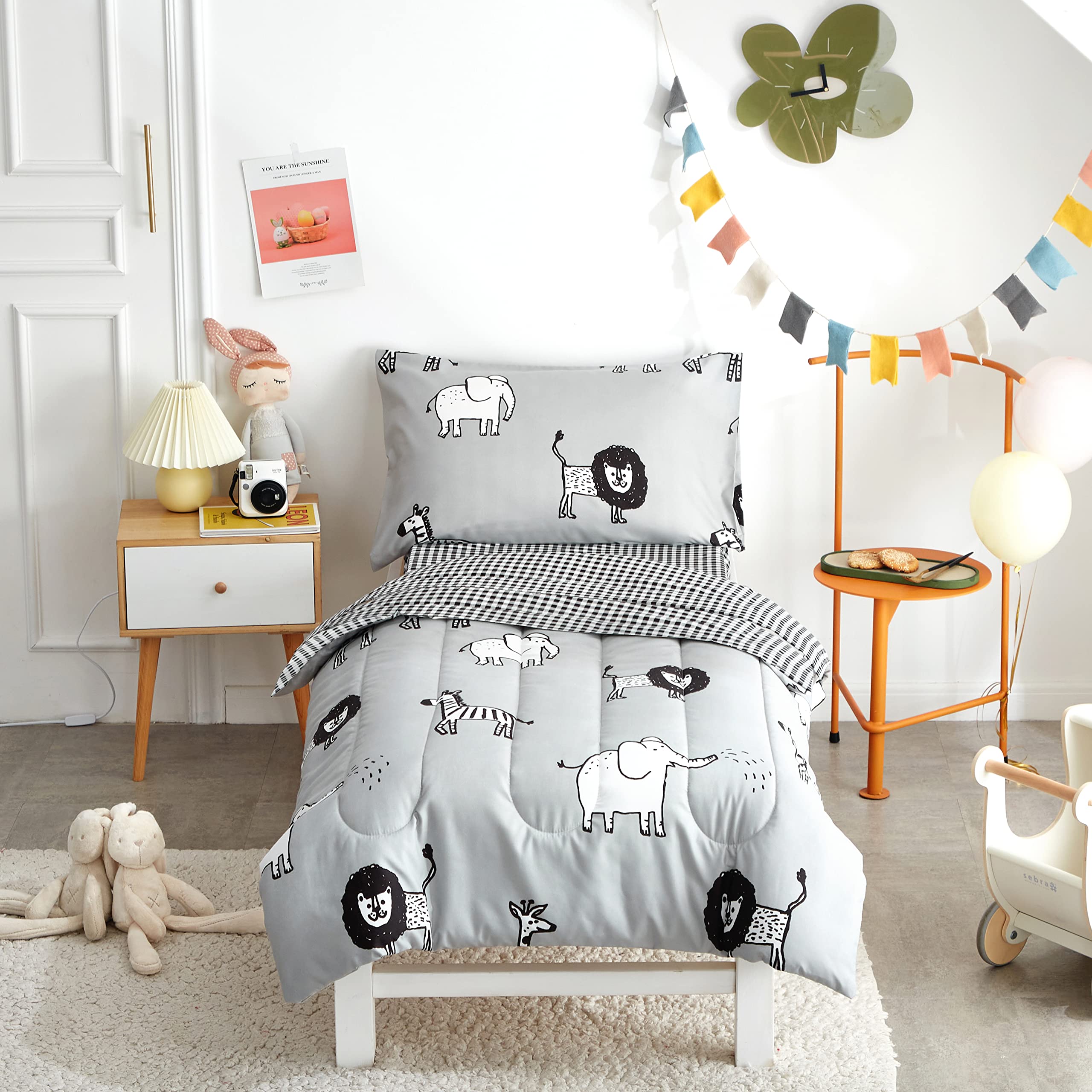 FlySheep multi-animal comforter creates cozy bedtime for toddlers.