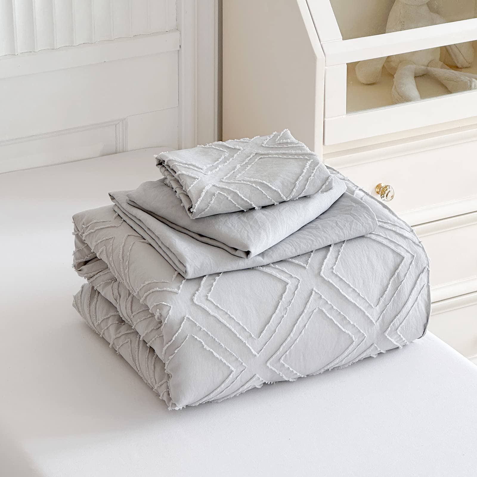 Flysheep bedroom-scene showcases a serene toddler bed with light grey tufting