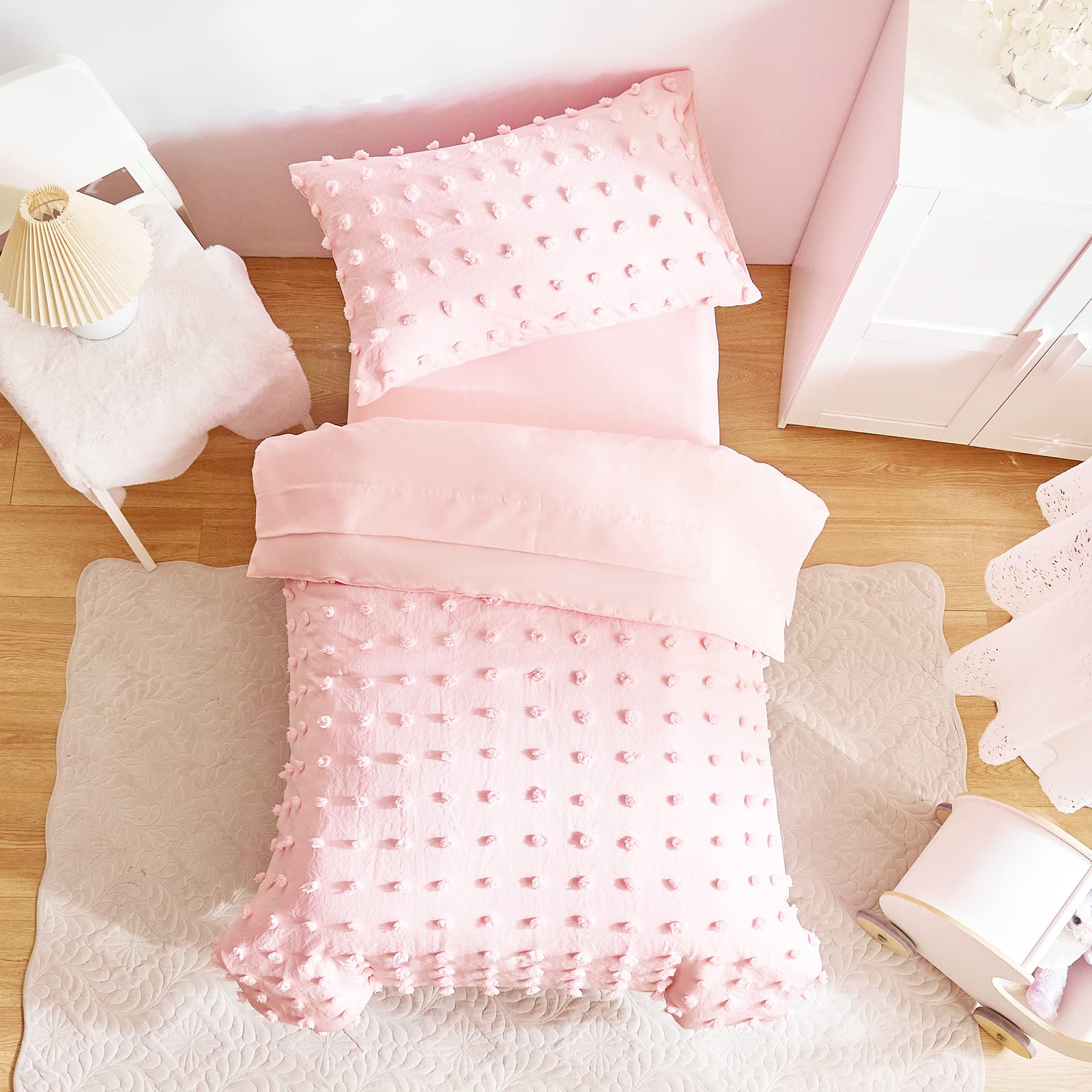 Flysheep pink fitted sheet ensuring a secure fit on a toddler bed