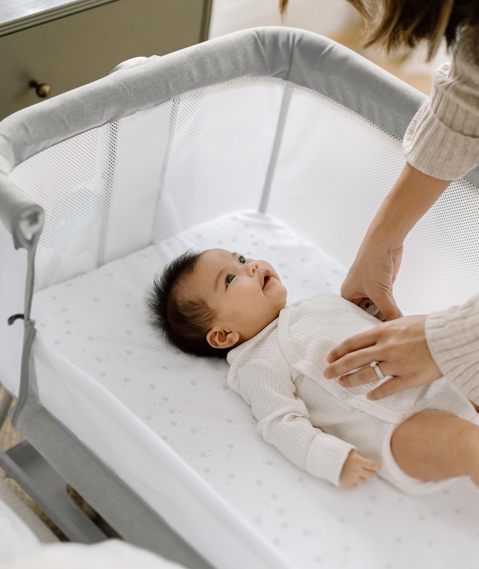 fodoss Bedside Bassinet baby closeup shows breathable mesh and clear view