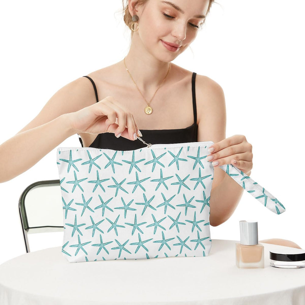 Fokongna travel makeup bag zipper in use demonstrates easy access and secure closure.