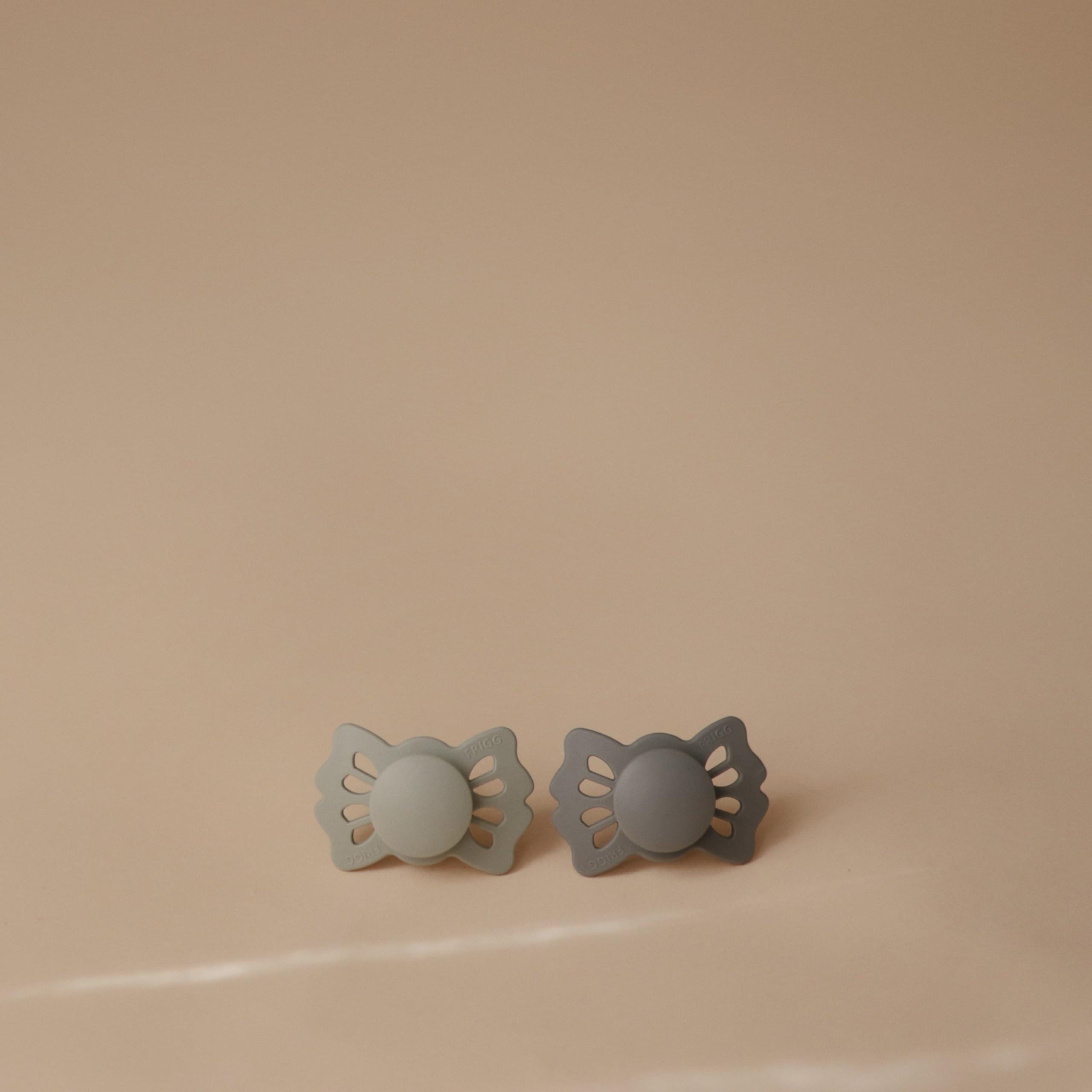 FRIGG Lucky symmetrical mouth fit supports balanced growth during soothing sessions.