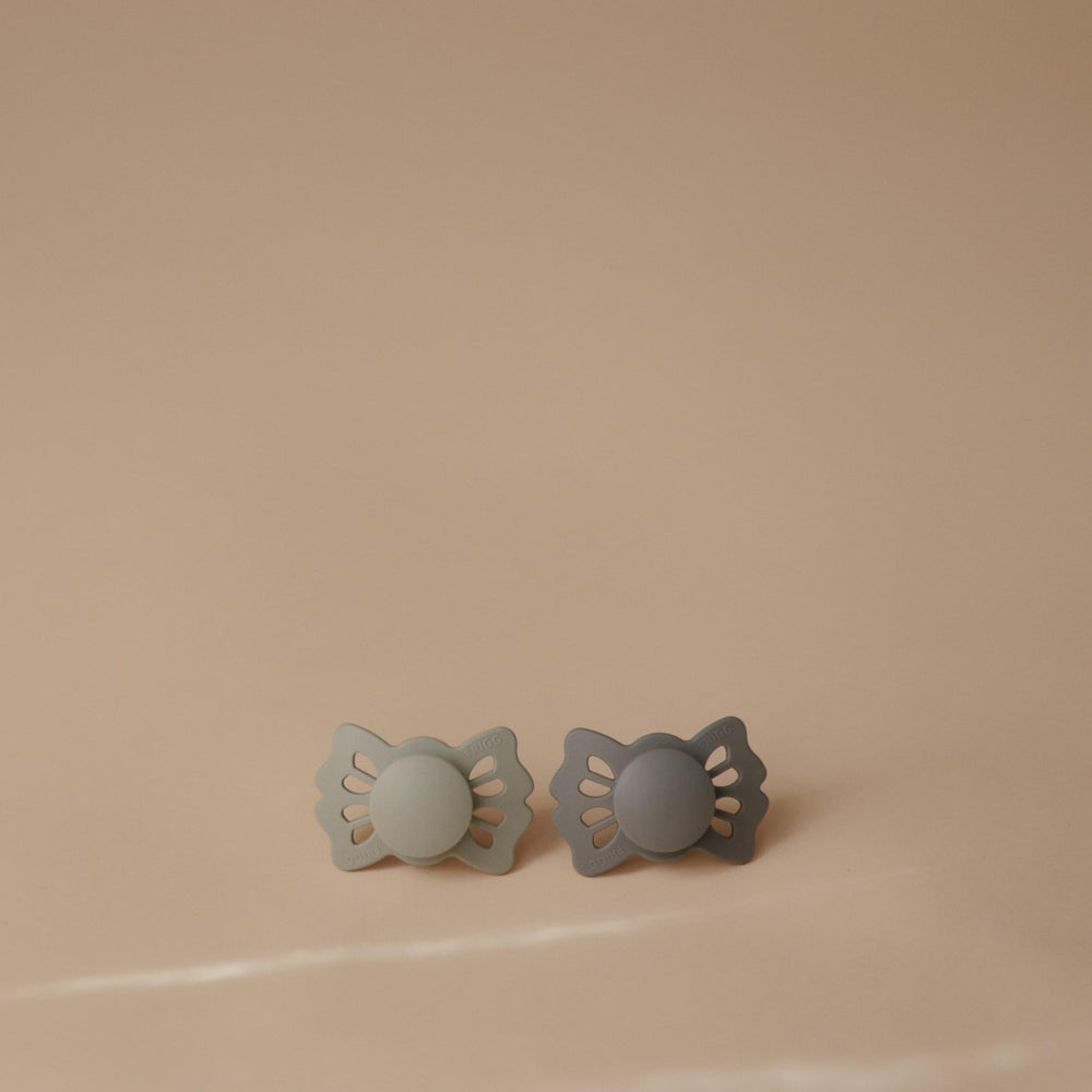 FRIGG Lucky symmetrical mouth fit supports balanced growth during soothing sessions.