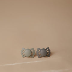 FRIGG Lucky symmetrical mouth fit supports balanced growth during soothing sessions.