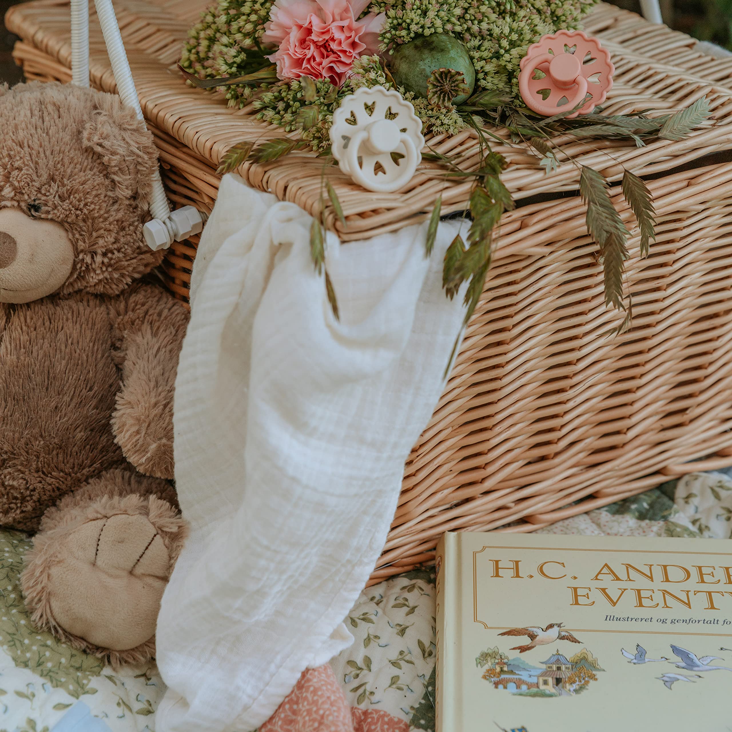 FRIGG Andersen Fairytale pacifier in soft cream-blush color complements everyday feeding rituals.