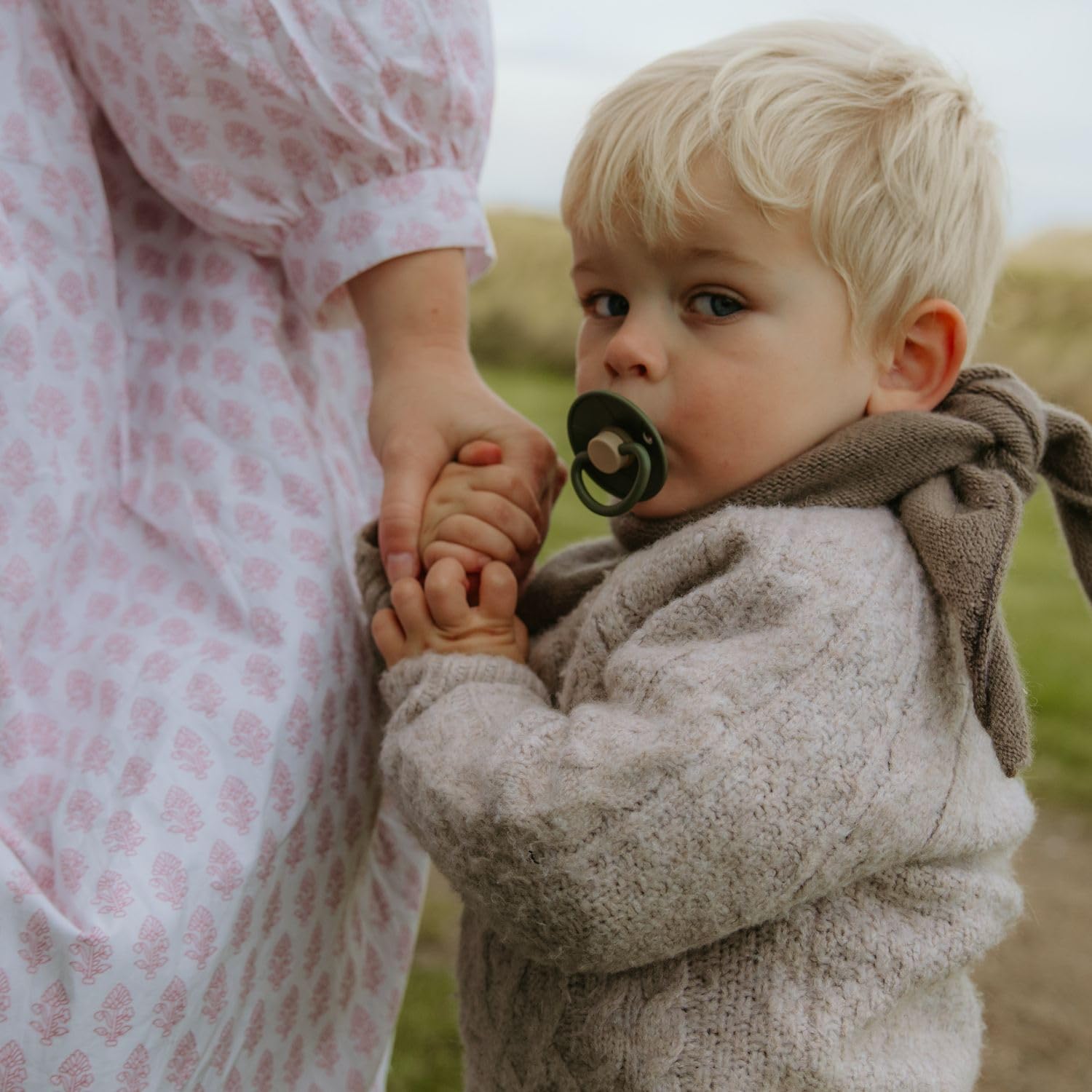 FRIGG Little Viking pacifier cream variant suits everyday use.