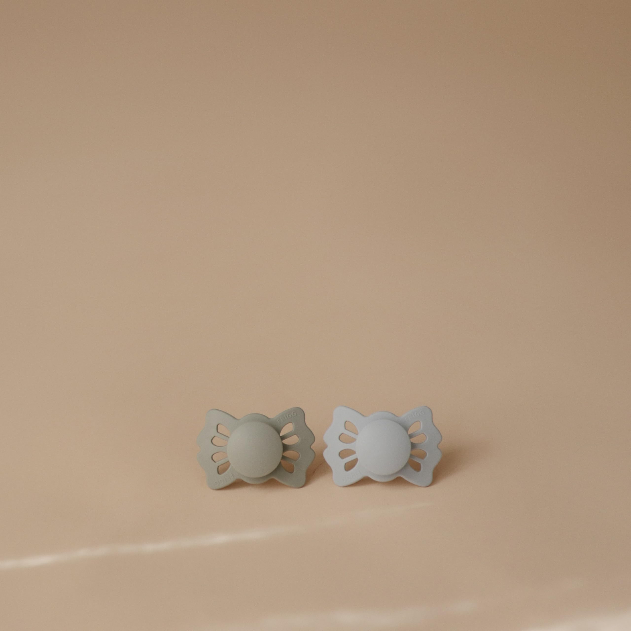 FRIGG Lucky shield with air holes supports breathability and safety.