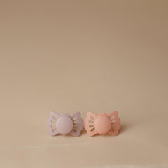 FRIGG Lucky symmetric-mouth-fit: symmetrical design aids correct placement for comfort during feeds.