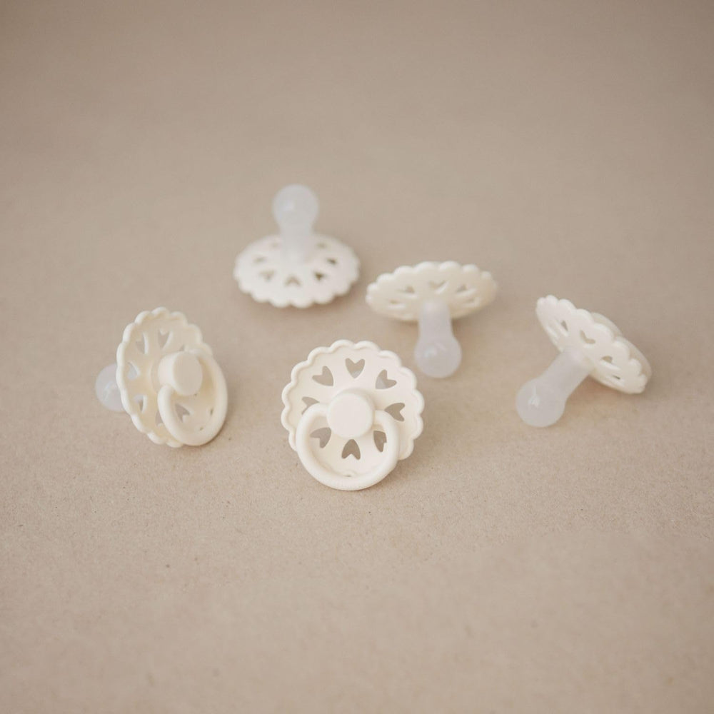 FRIGG BPA-free silicone pacifier ideal for 0-6 months care.