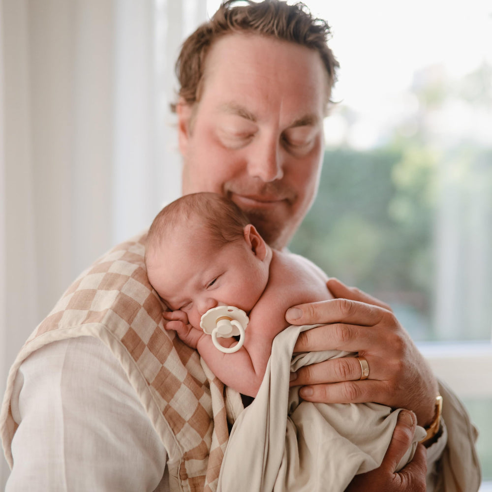 FRIGG SilkySoft outward-curve design keeps the pacifier off delicate skin for comfort.