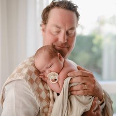 FRIGG SilkySoft outward-curve design keeps the pacifier off delicate skin for comfort.