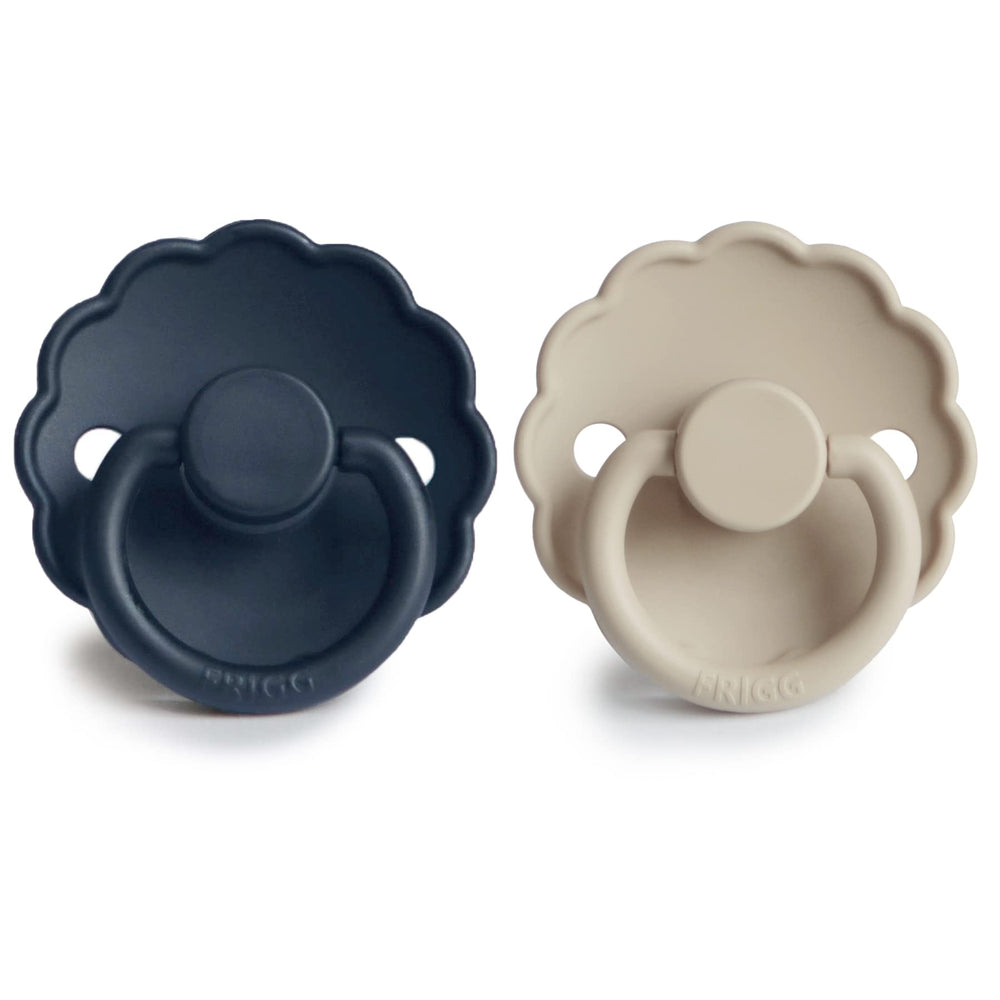 FRIGG Daisy SilkySoft pacifier outer curve design supports skin comfort.