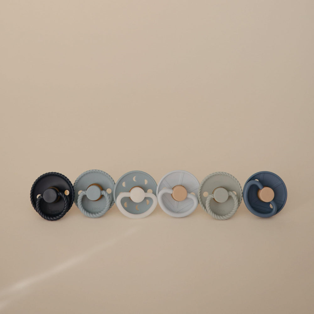 FRIGG pacifier with safety handle and air holes for easy grip and ventilation