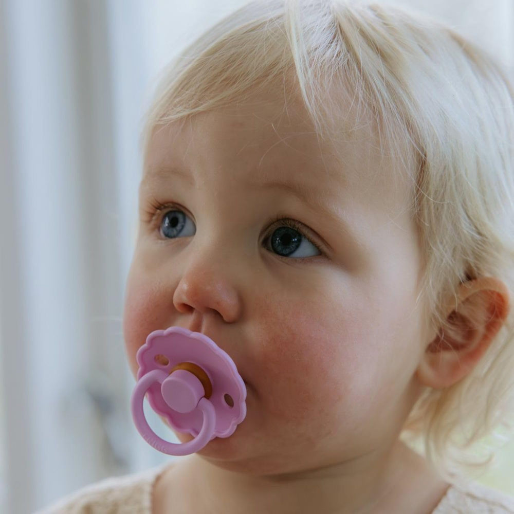 FRIGG SilkySoft click-lock system for secure, easy pacifier use.