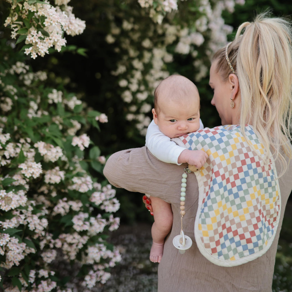 FRIGG SilkySoft pacifier air holes and security handle support safe use.