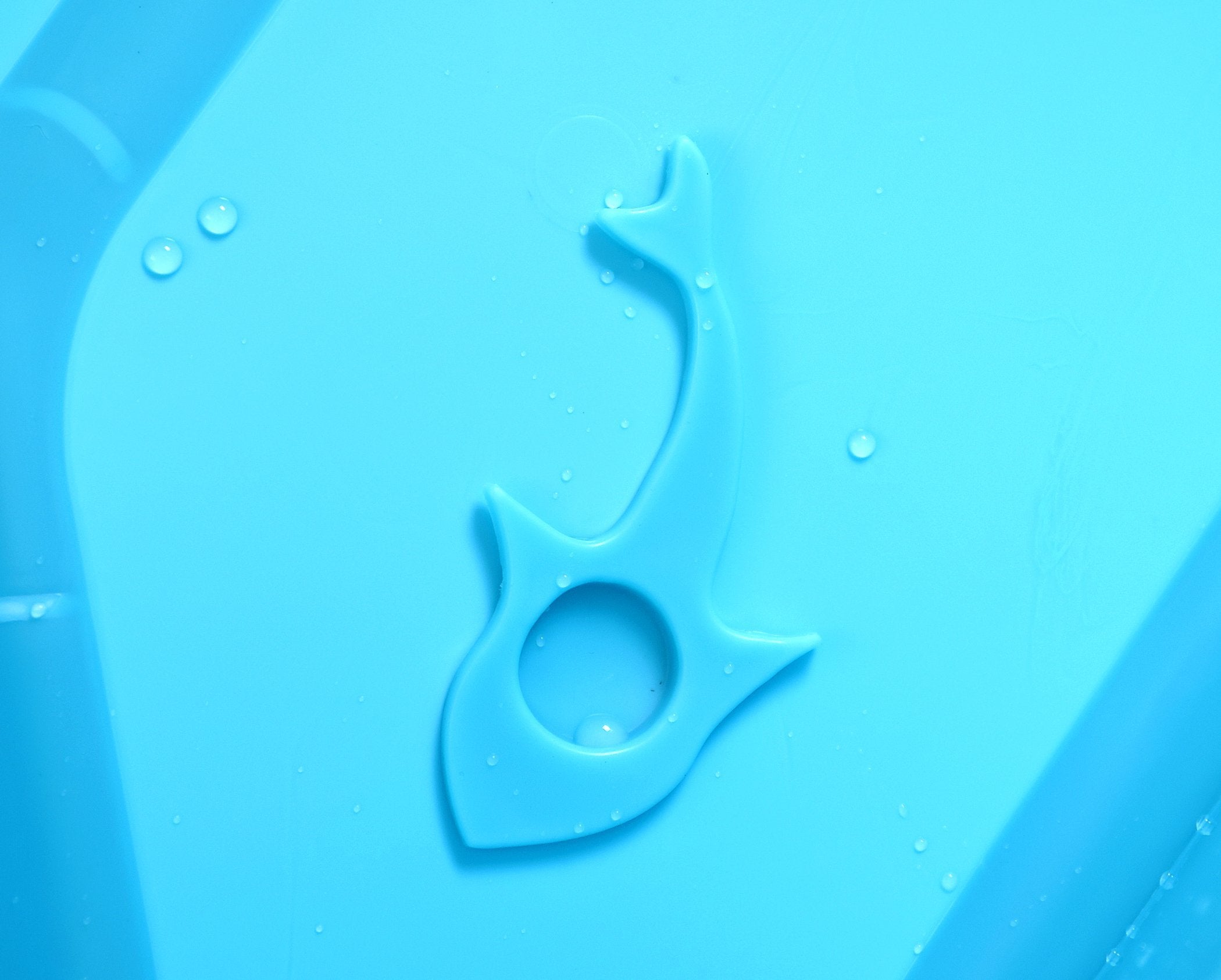 G Ganen ice-bath tub blue angled view highlights refreshing bath option.