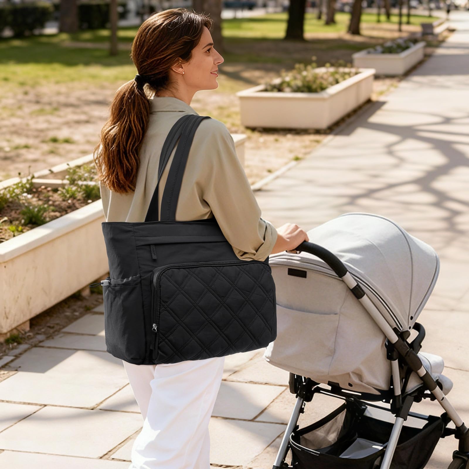 G4Free organized interior pockets keeping baby essentials neatly sorted.