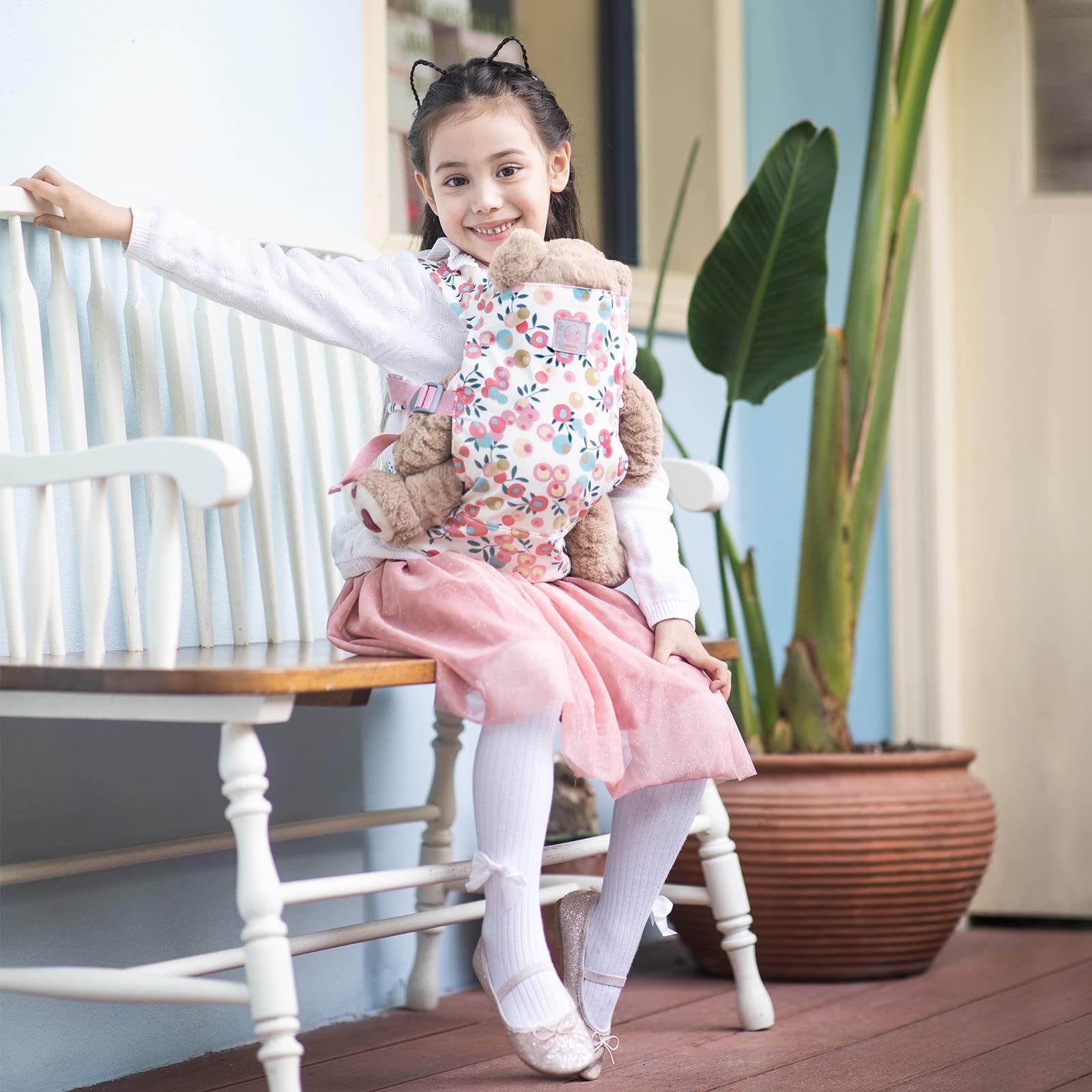 GAGAKU adjustable back pouch enhances fit for larger stuffed animals.