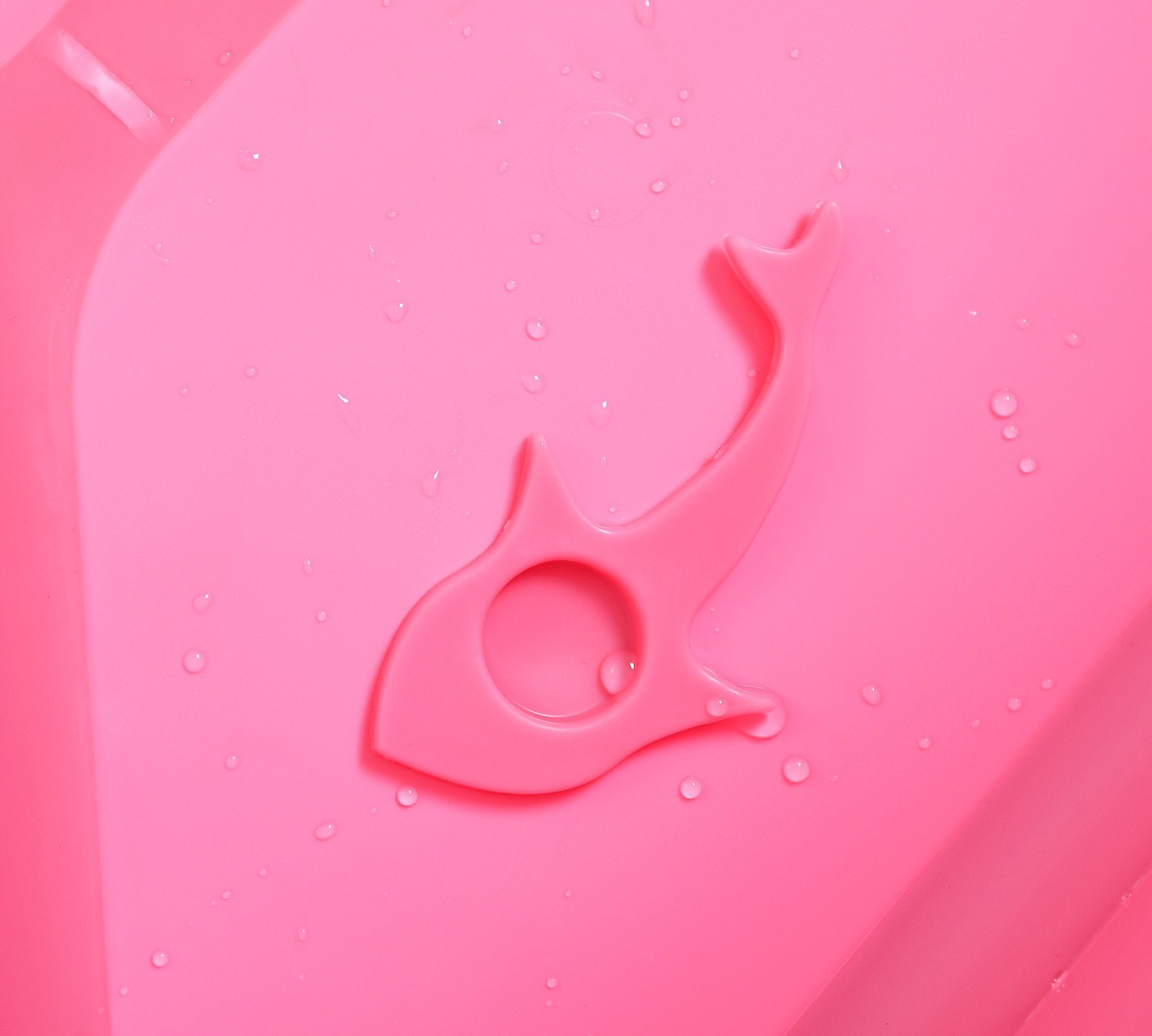 Ganen Baby Bath Tub Portable Pink in use provides comfortable bath time for babies.