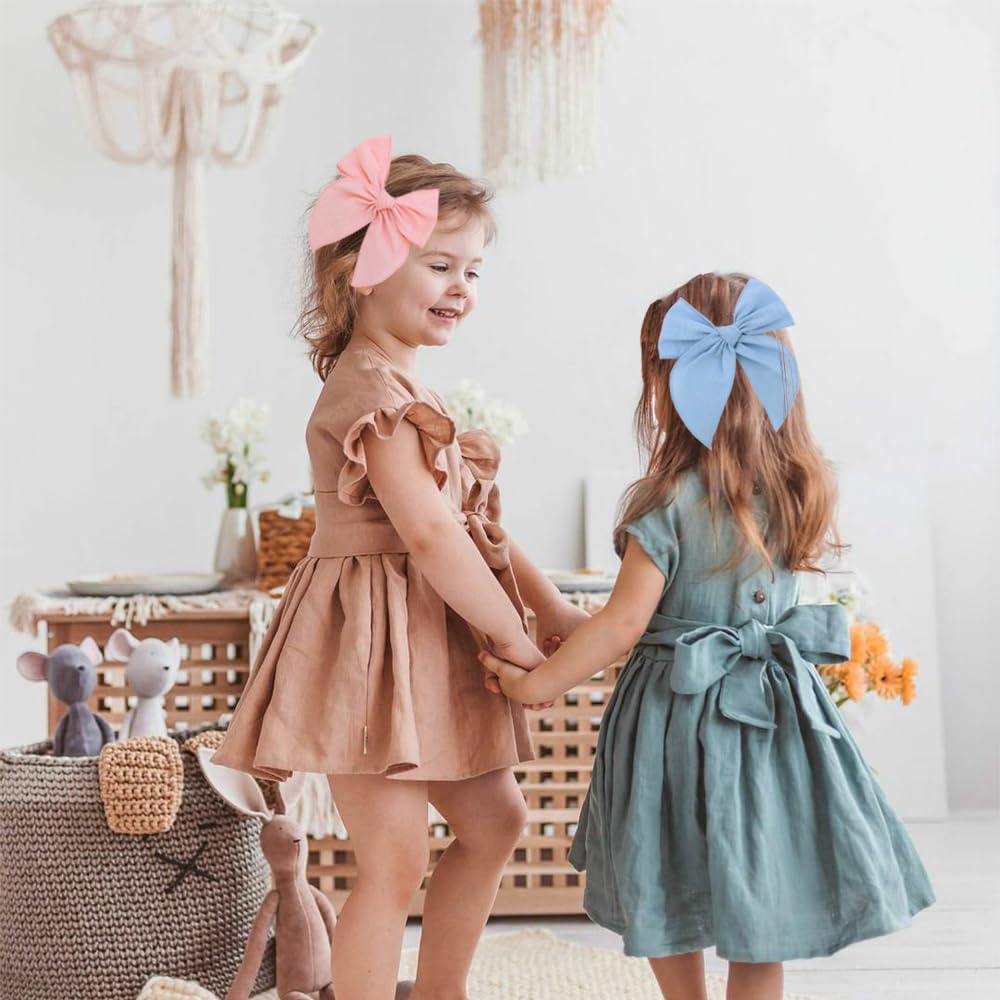 Gebelle 14 cm bow clip highlights neutral shades for coordinated outfits.