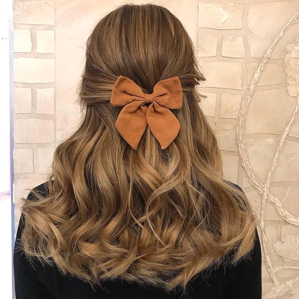 Gebelle sailor bow clip close-up beige-gold shows linen texture and durable fabric.