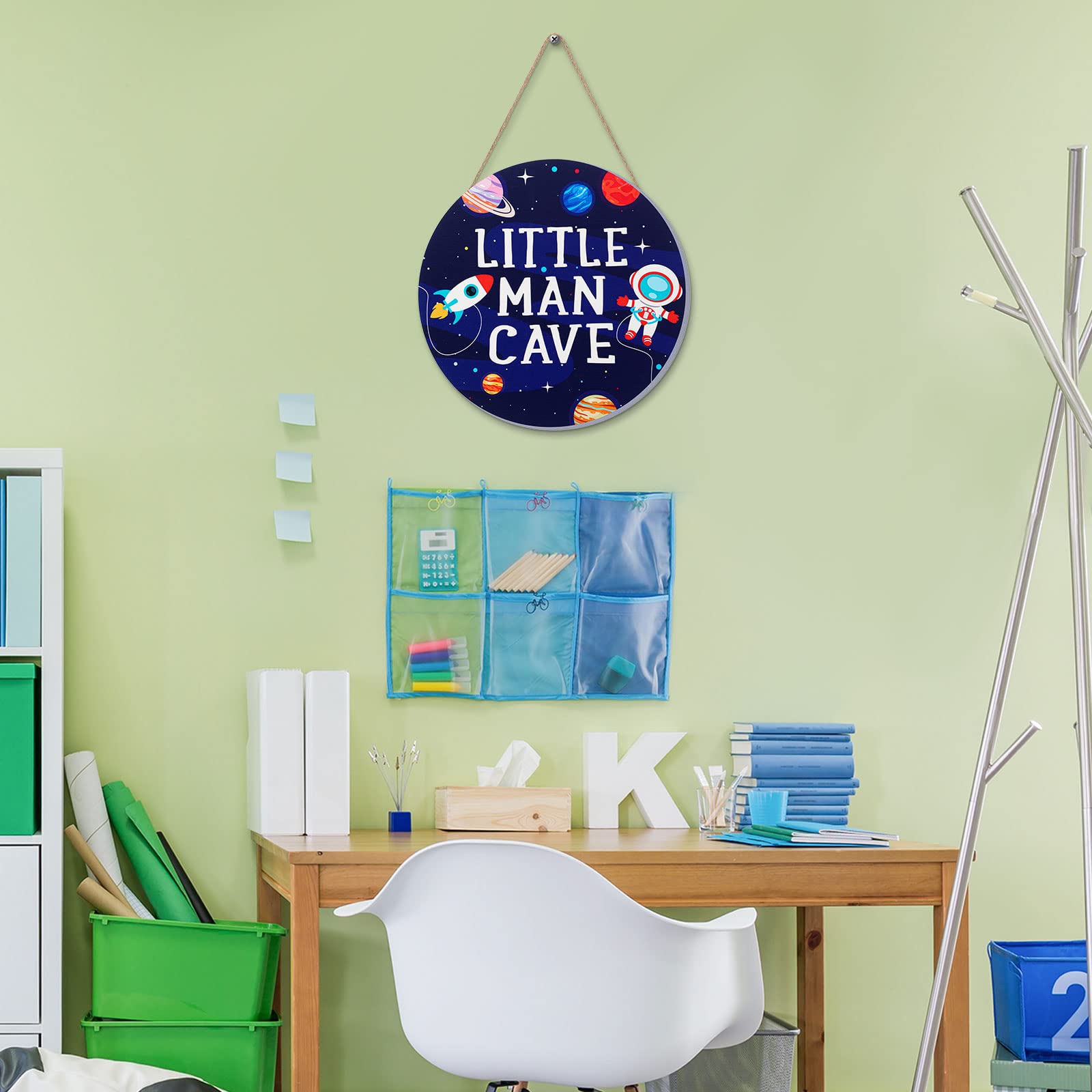 Geelin wall decor for boys' nursery complements curiosity and bedtime routines.