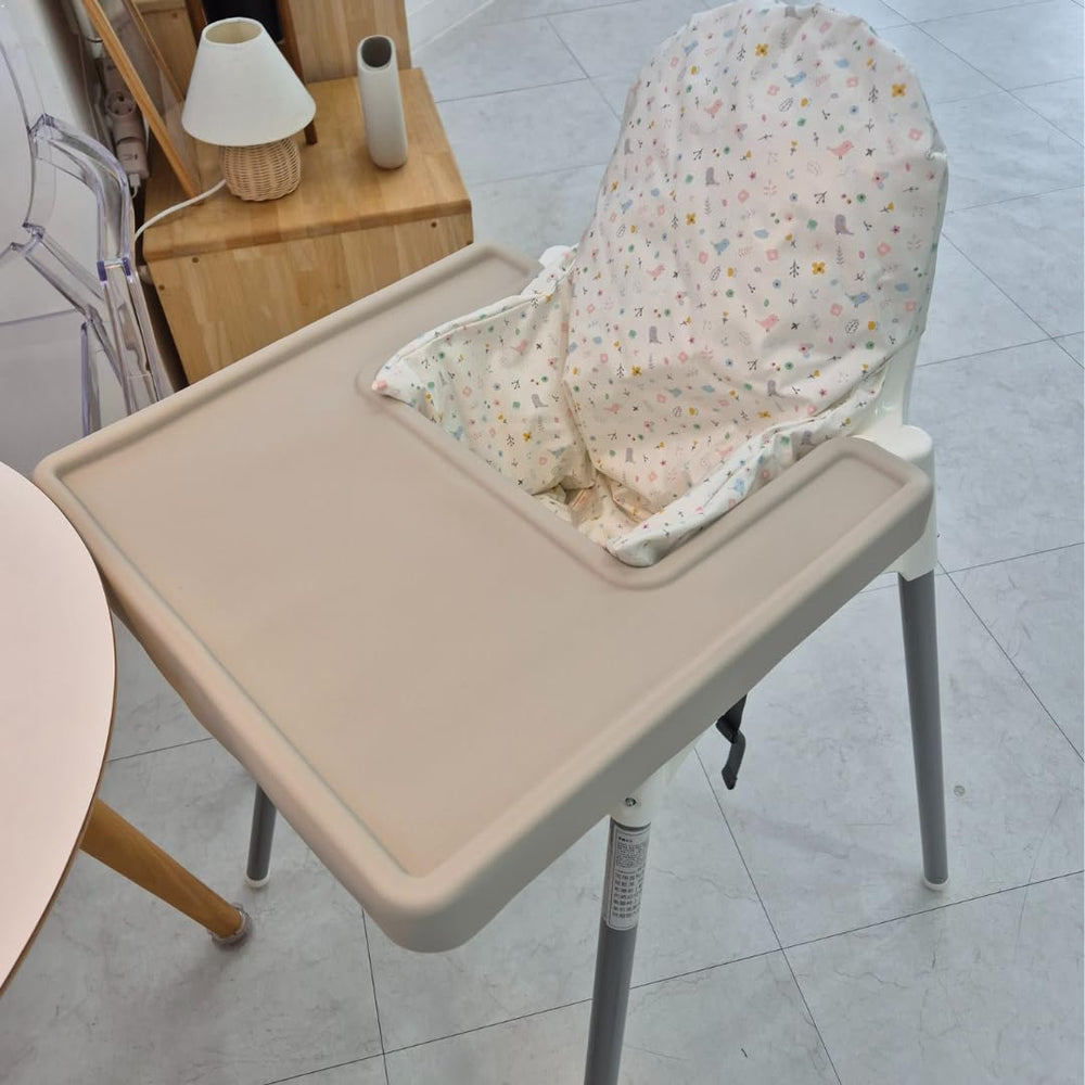 Gembebe placemat ideal for finger foods and small meals on the Antilop tray.