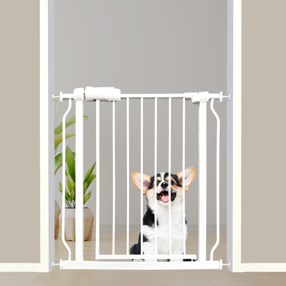 Ghthes Felle gate on narrow stairs offers secure spacing for toddlers and pets.