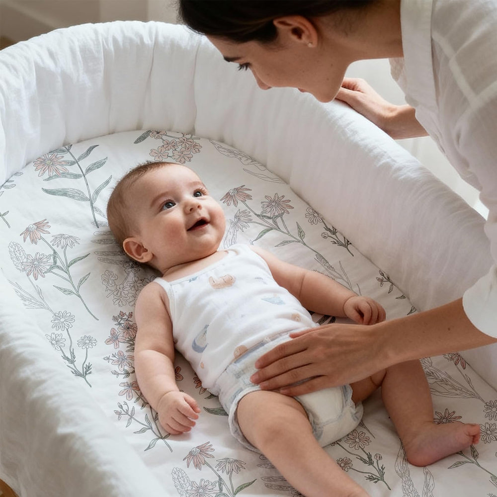 GLLQUEN BABY 360-degree elastic-fit closeup shows snug bassinet sleep