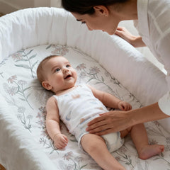 GLLQUEN BABY 360-degree elastic-fit closeup shows snug bassinet sleep