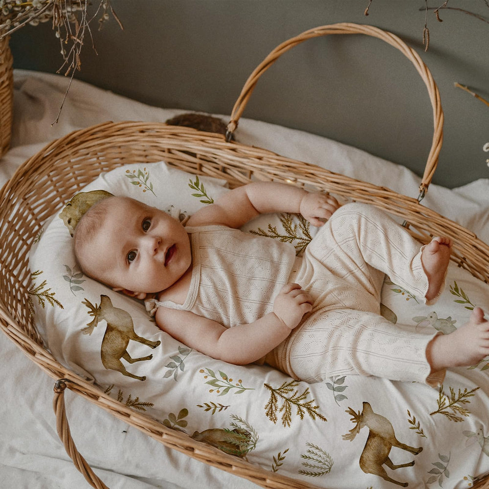 GLLQUEN BABY bassinet sheets elastic band demonstrates secure fit for restless newborns.