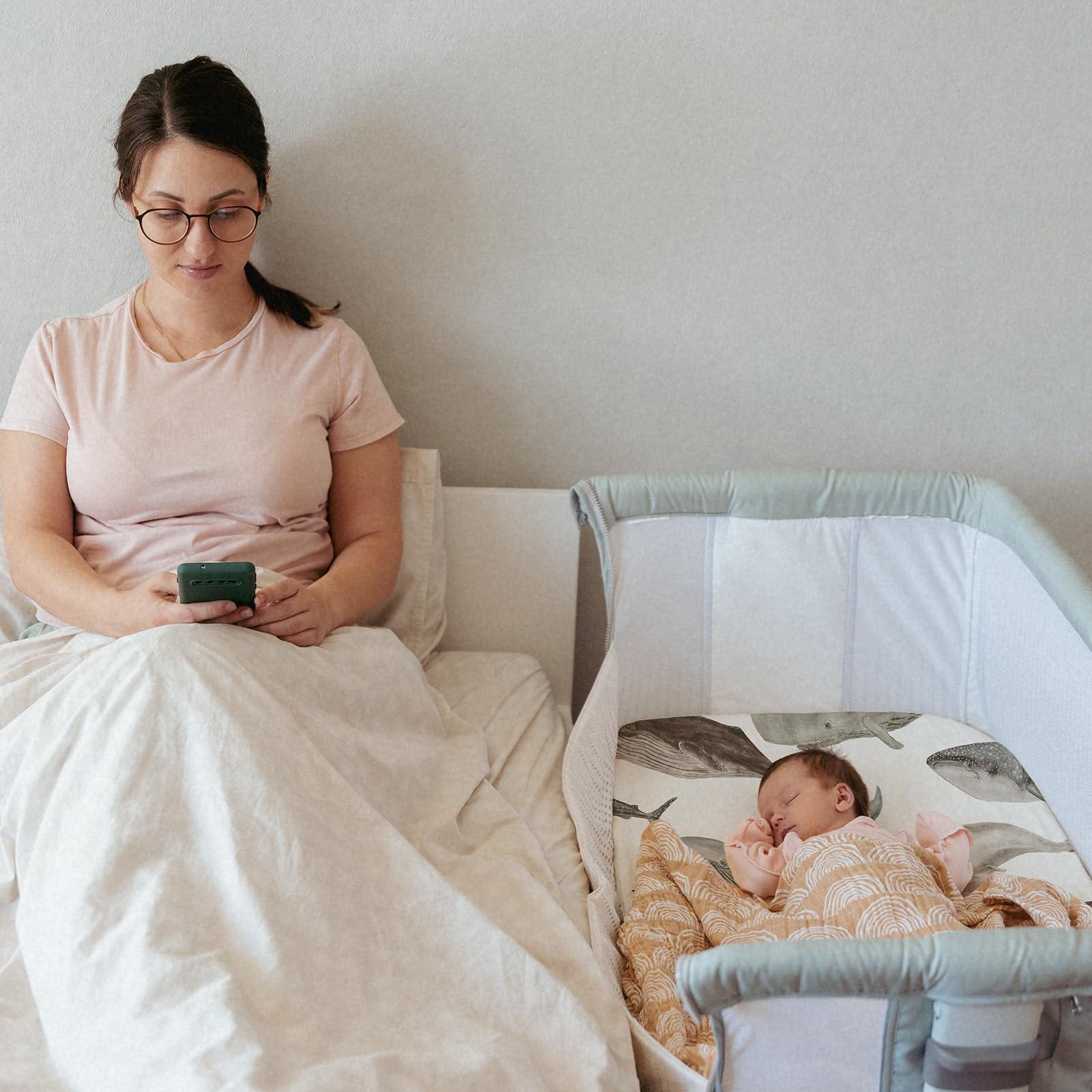 GLLQUEN BABY elastic-band fitted sheet stays snug on standard bassinets