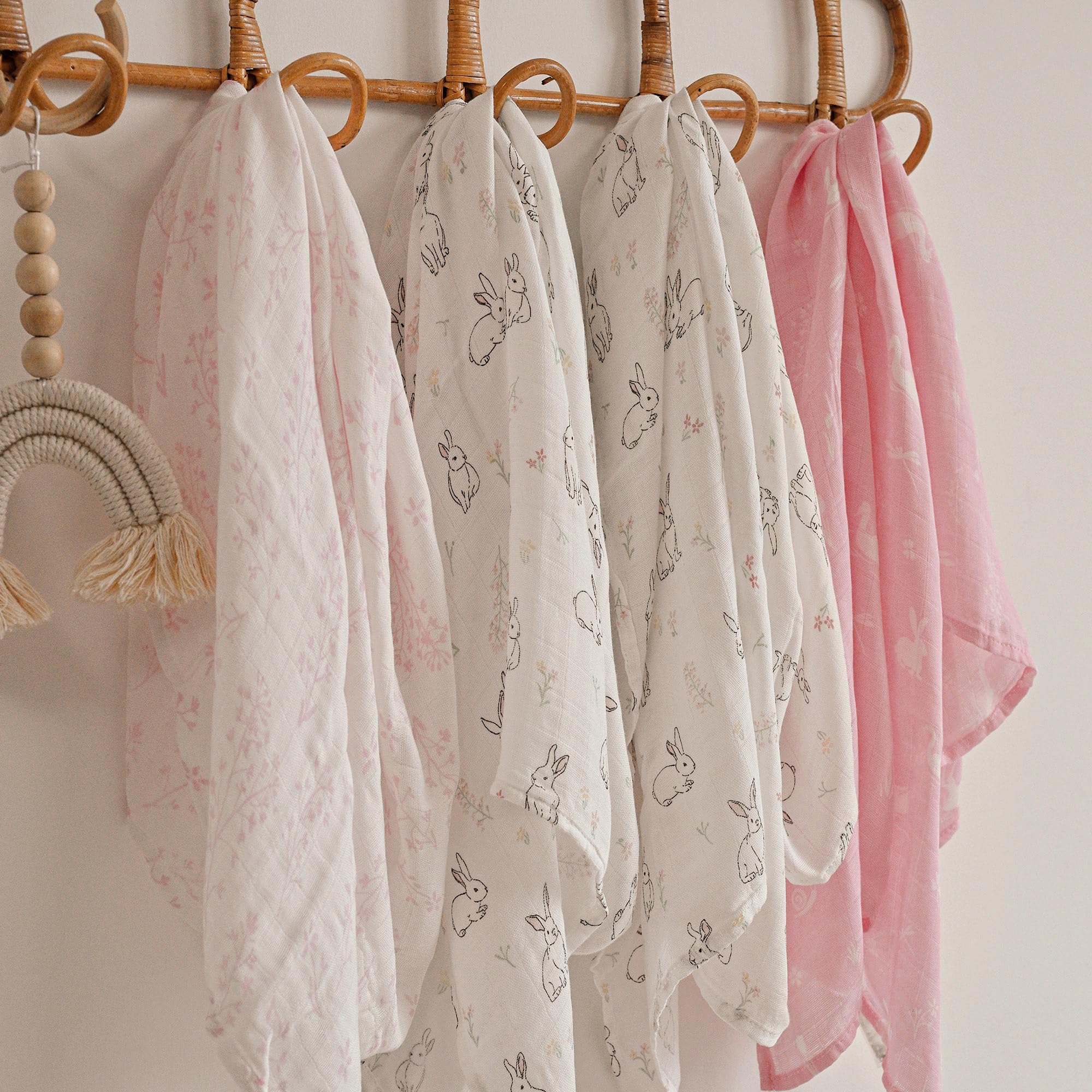 GLLQUEN BABY burp cloth shows high absorbency for quick cleanups.