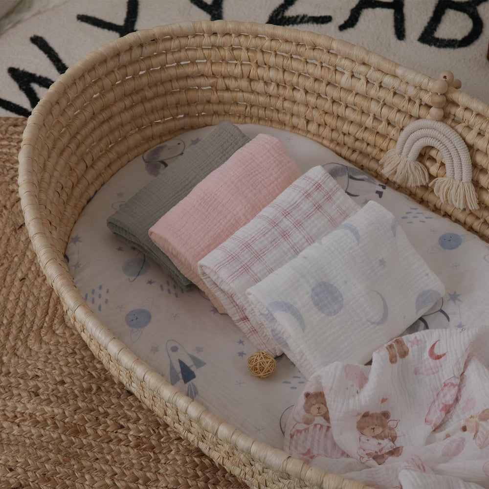 Gllquen Baby deluxe gift packaging featuring three-pack sheets