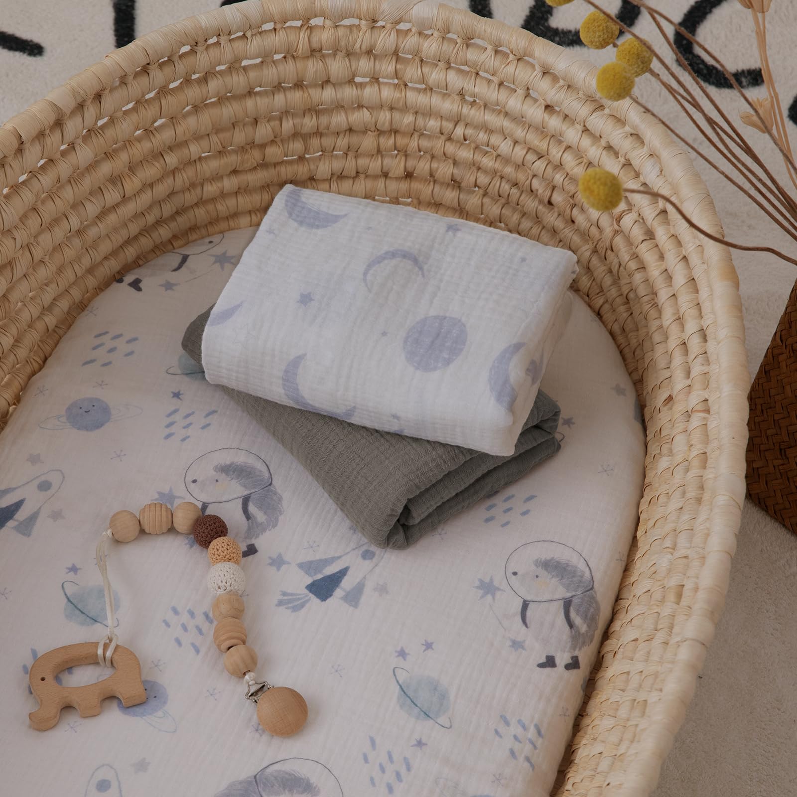 Gllquen Baby elastic secure-fit band shown for easy sheet changes