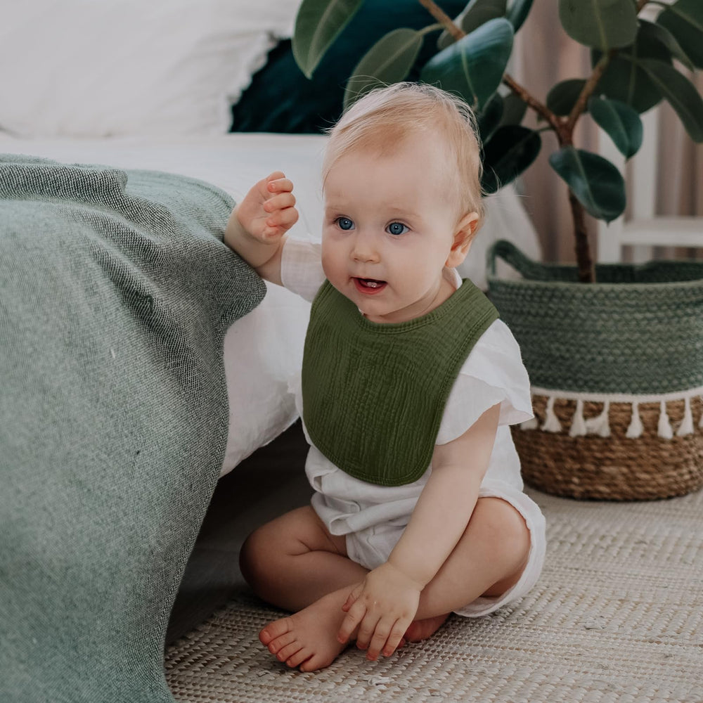 GLLQUEN BABY machine washable bib highlights easy care after spills.