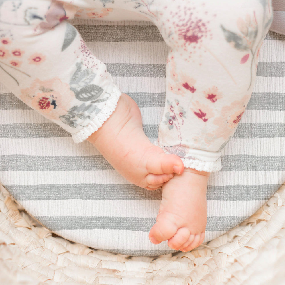 Gllquen Baby muslin bassinet sheets elastic-fit keeps snug fit