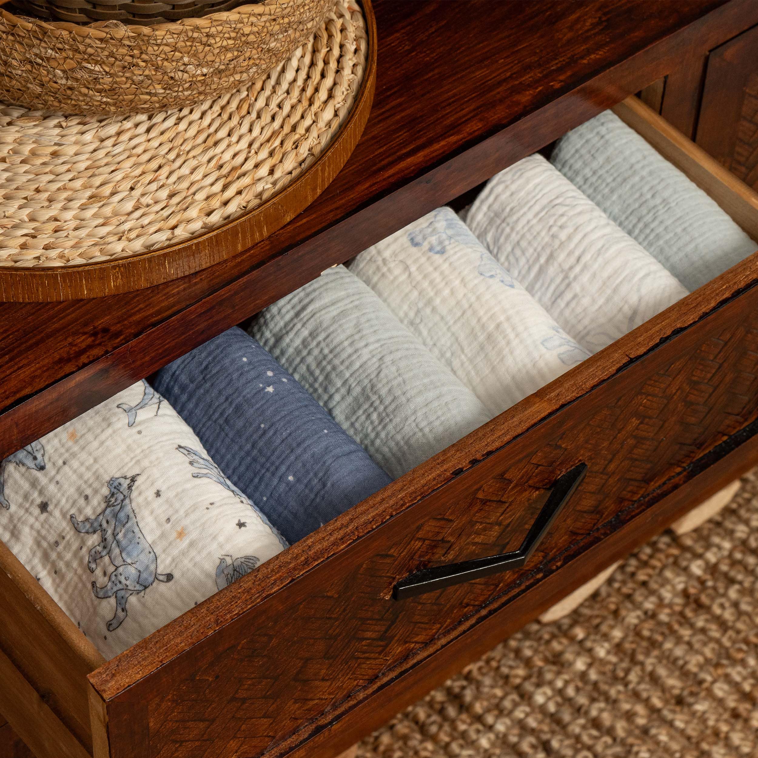 Gllquen Baby star-pattern sheets add gentle decor while supporting baby comfort.