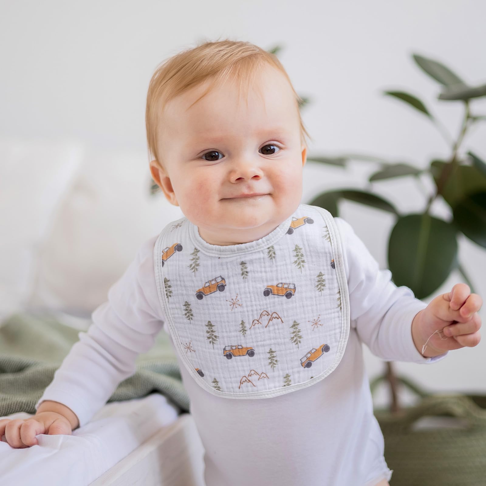 GLLQUEN BABY bib front-flap coverage protects chest during feeding and teething.