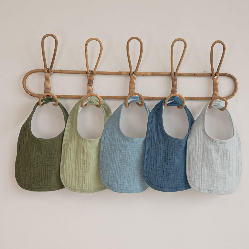 GLLQUEN BABY muslin bib multiuse burp cloth supports mealtime cleanup.
