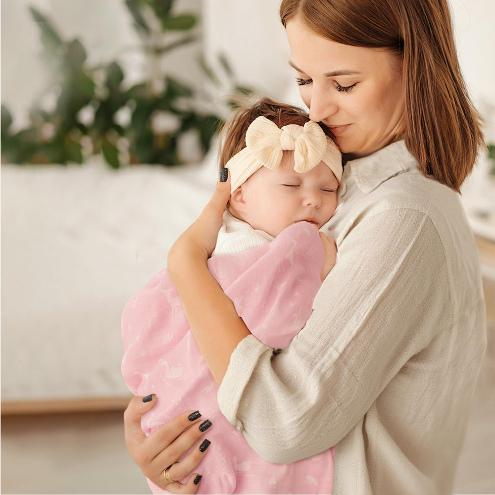 GLLQUEN BABY muslin blanket close-up shows breathable, lightweight fabric ideal for warm days.